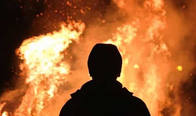 В Санкт-Петербурге неизвестный устроил погром и поджег пункт выдачи заказов