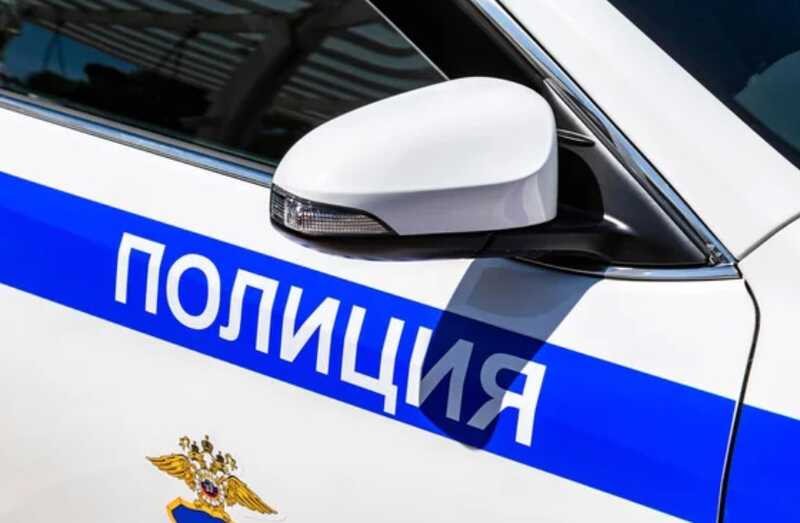 Сотрудник детского сада в Нижегородской области разделся на улице